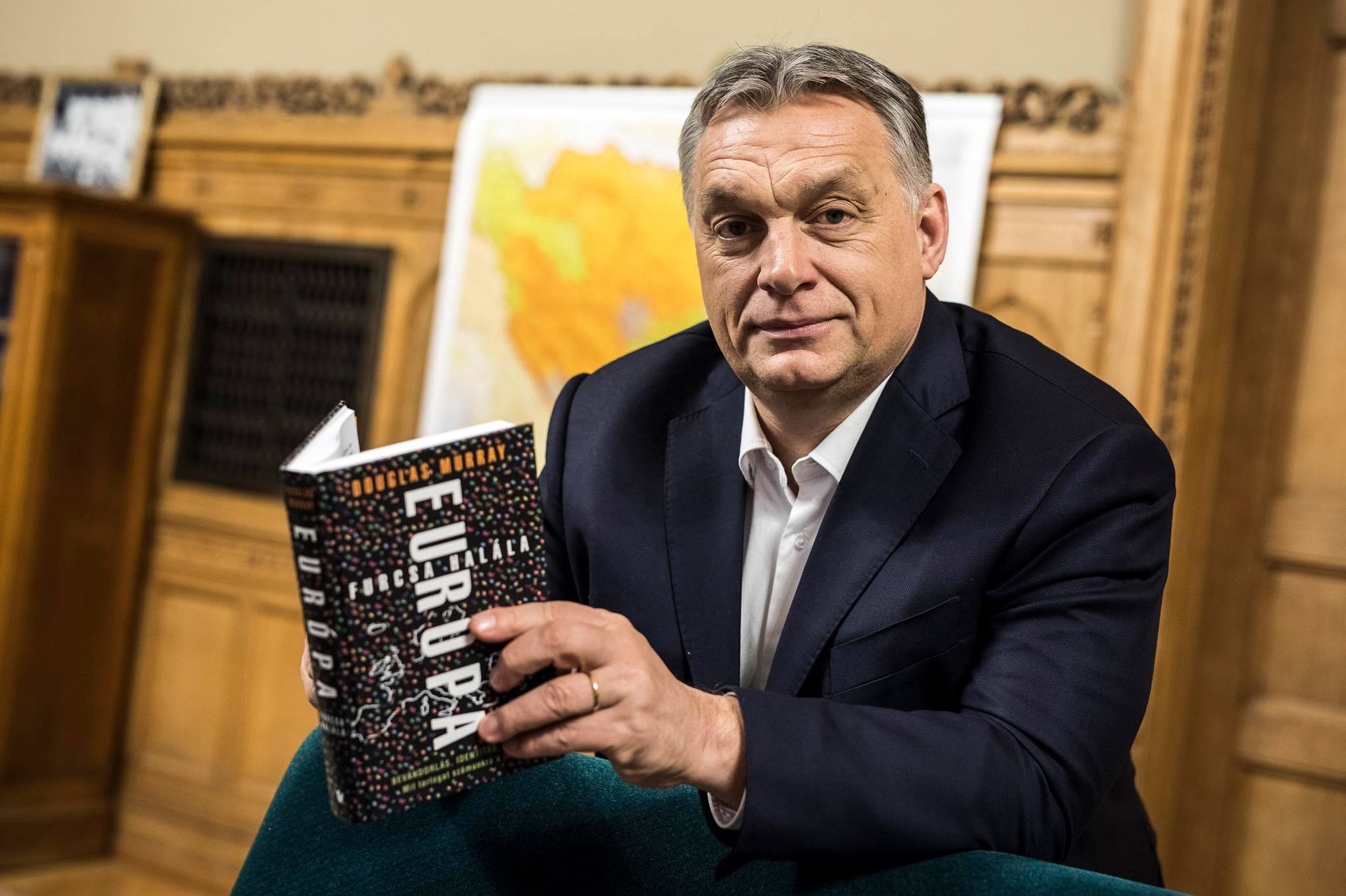 Viktor Orbán doporučuje knihu Podivná smrt Evropy/ zdroj fotografie facebook Viktora Orbána