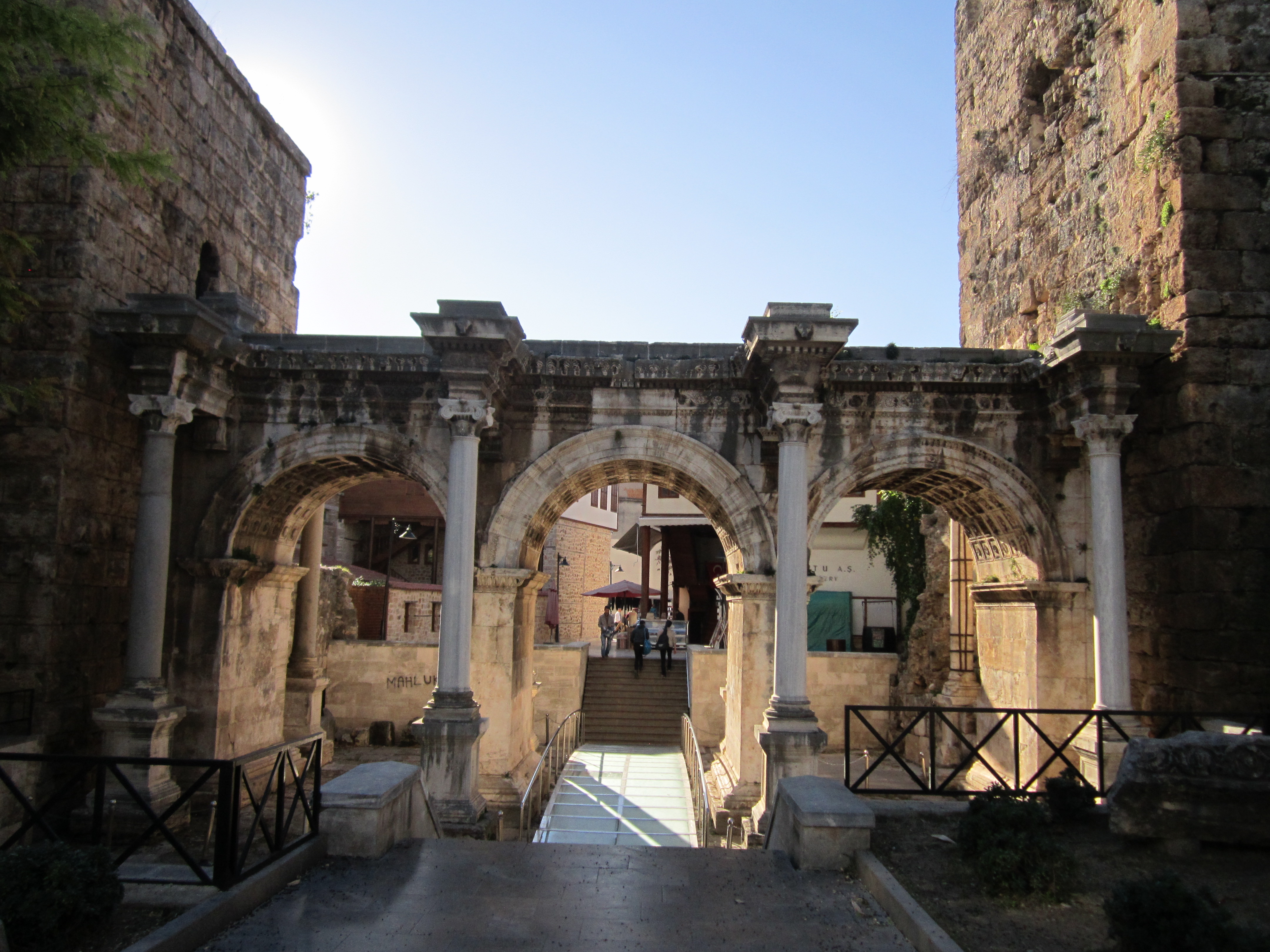 Hadriánova brána - vstup do starého města.