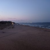 Městská pláž v městě Burgas večer.