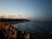 Městská pláž v městě Burgas večer.