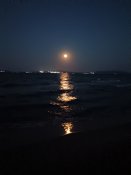 Pohled na měsíc z městské pláže města Burgas.