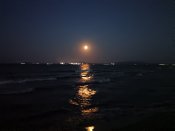 Pohled na měsíc z městské pláže města Burgas.