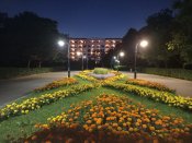 Večerní park u městské pláže v centru města Burgasu.