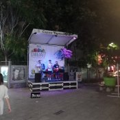 Pouliční umělci v centru města Burgas ve večerních hodinách.