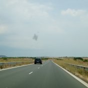 Silnice směrem od města Burgasu na město Nesebar.