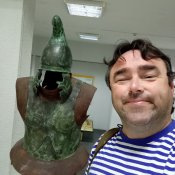 Artefakt vystavený v archeologickém muzeu v Kazanlaku.