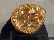 Zlatý artefakt vystavený v archeologickém muzeu v Kazanlaku.