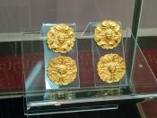 Zlaté artefakty vystavené v archeologickém muzeu v Kazanlaku.