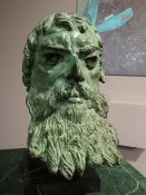 Artefakt obličeje, nejspíše thrácký král, vystavený v archeologickém muze v Kazanlaku.