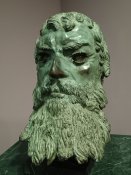 Artefakt obličeje, nejspíše thrácký král, vystavený v archeologickém muze v Kazanlaku.