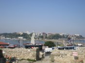 Pohled z poloostrova starého města Nesebaru na úžinu vedoucí k pobřeží s novým městem Nesebarem.