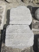 Muslimské náhrobky v areálu kostela svatého Štěpána.