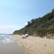 Směrem na Nesebar jsou kilometry písčitách pláží navzájem místy oddělených malými skalami.