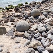 Místo s kamennými koulemi mezi plážemi směrem na Nesebar kousek od centra Obzoru.