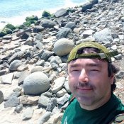 Místo s kamennými koulemi mezi plážemi směrem na Nesebar kousek od centra Obzoru.