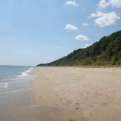 Prakticky liduprázdná pláž několik kilometrů od centra Obzoru.