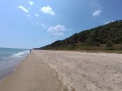 Prakticky liduprázdná pláž několik kilometrů od centra Obzoru.