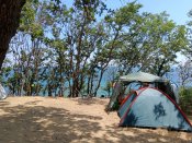 Ke konci dlouhé pláže, několik kilometrů od Obzoru směrem na Nesebar, se i stanuje nahoře na menším útesu.