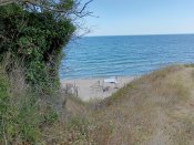 Pohled na pláž od stanů.