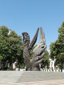 Památník sjednocení Bulharska před archeologickým muzeem.