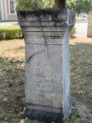 Římsky artefakt před archeologickým muzeem.
