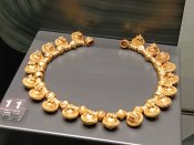 Zlaté artefakty vystavené v archeologickém muzeu.