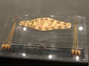 Zlaté artefakty vystavené v archeologickém muzeu.