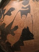 Nalezené antické nádoby vystavené v archeologickém muzeu.