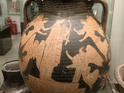 Nalezené antické nádoby vystavené v archeologickém muzeu.
