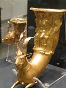 Zlaté artefakty vystavené v archeologickém muzeu.