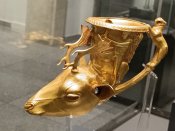 Zlaté artefakty vystavené v archeologickém muzeu.