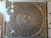 Fragmenty antických mozaik vystavené v archeologickém muzeu.