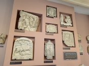 Fragmenty antických mozaik vystavené v archeologickém muzeu.