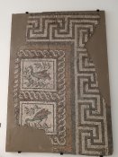 Fragmenty antických mozaik vystavené v archeologickém muzeu.