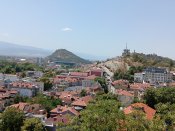 Pohled na Plovdiv z jednoho z kopců v centru města.