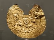 Zlaté artefakty z antických dob vystavené v archeologickém muzeu v Plovdivu.