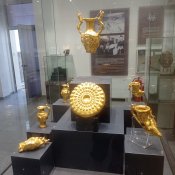 Zlaté artefakty z antických dob vystavené v archeologickém muzeu v Plovdivu.