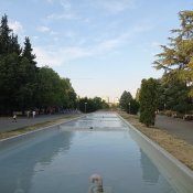 Vodní kaskáda/kašna na okraji centra města.
