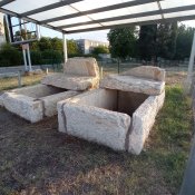 Expozice nálezů hrobek z antických dob v běžné zástavbě města.
