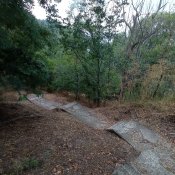 Sestup k hotelu pod útesem v Galate.