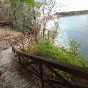 Sestup k hotelu pod útesem v Galate.