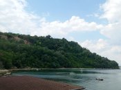 Pobřeží u hotelu pod útesem.