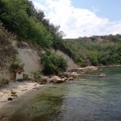 Pobřeží u hotelu pod útesem.