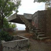 Menší urbex na útesu nad hotelem, opuštěna stavba z výhledem na širé moře v Galata.