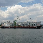 Pohled z Asparuhovo na přístav ve Varně.