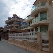 V Asparuhovo žije velká komunita muslimských Romů, jsou zde ulice viditelně bohatých Romů, ale i bytovky velmi chudých Romů.