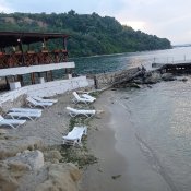 Podvečer u hotelu pod útesem v Galata.