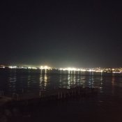 Noční pohled na město Varna z hotelu pod útesem v Galata.