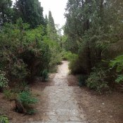 Chodník na jednu z pláží v Galata.