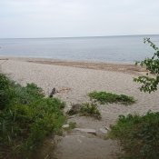 Pláž pod útesem v Galata. Místní zde chodí večer k ohňům a grilují, popíjejí a baví se.